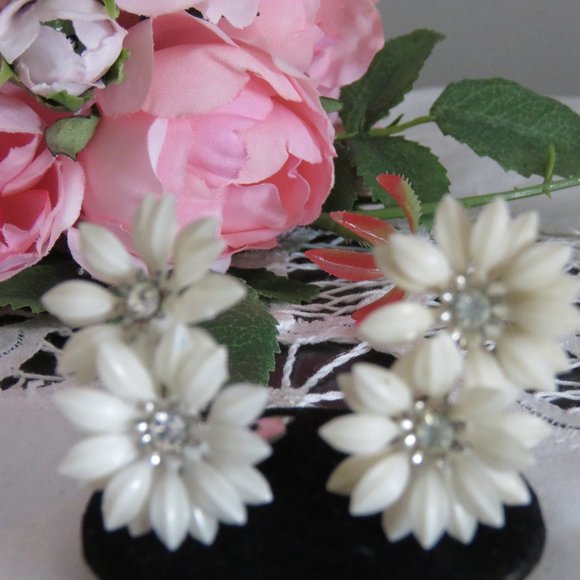 Plastic 1960s Earrings, White Daisies With Rhinestone Centers, Cute Boho Chic - Picture 4 of 7